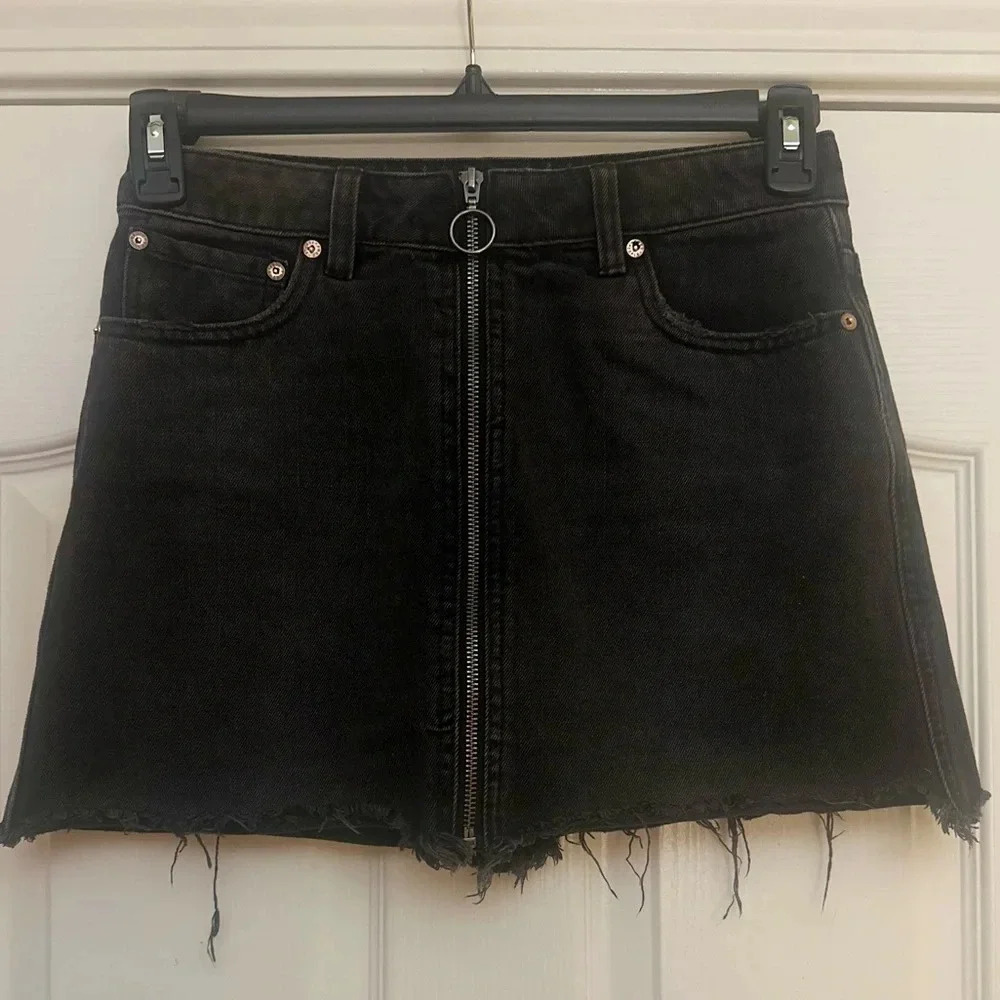 Women’s‎ We The Free Zip Up Distressed Black Denim Frayed Mini Skirt. Size 26.